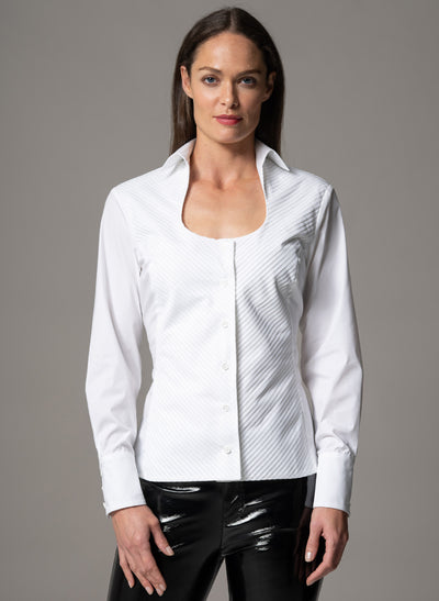PIA WHITE HORSESHOE NECKLINE PLISSE FRONT PANEL FITTED SHIRT