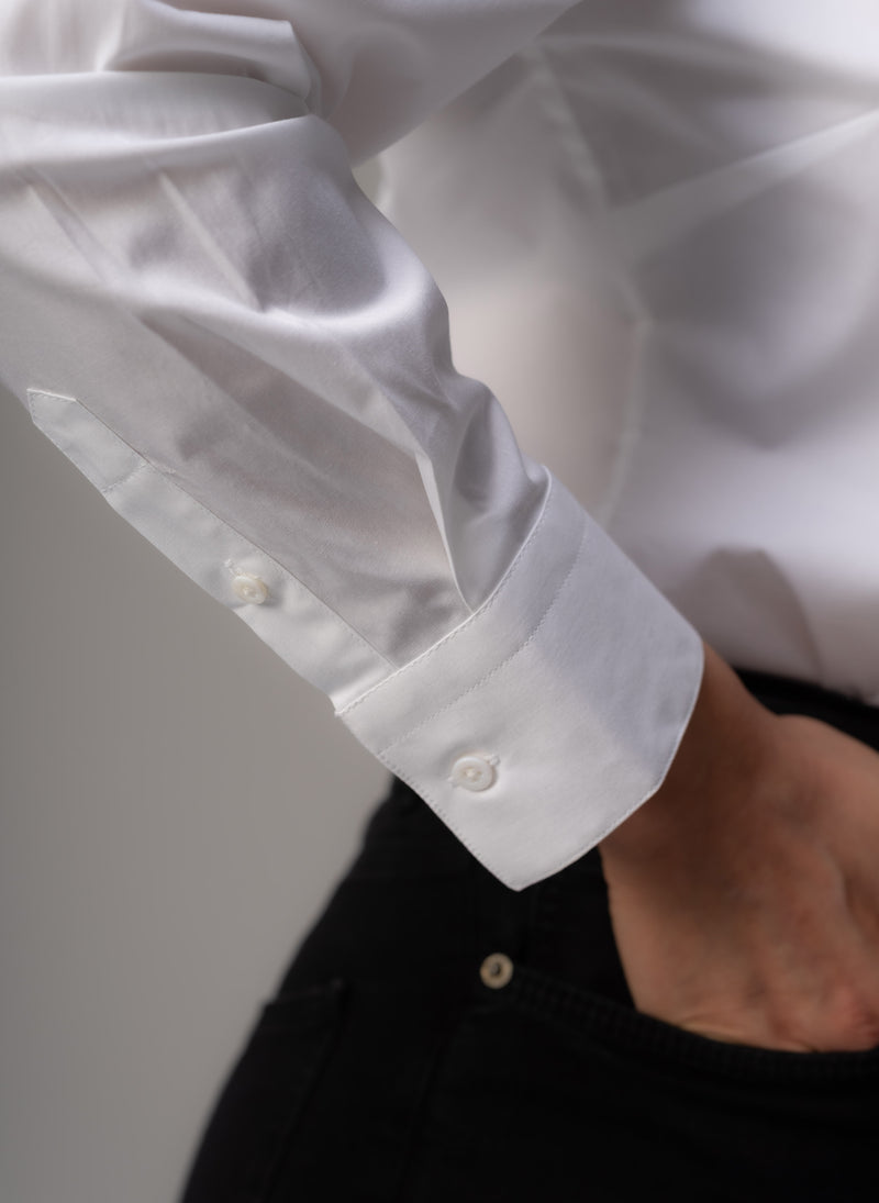 Colleen Curve "The Classic" White Semi-fit Basic Shirt in Cotton Poplin