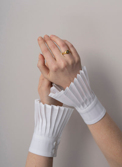 White pleated sleeves  or poignets plissé 