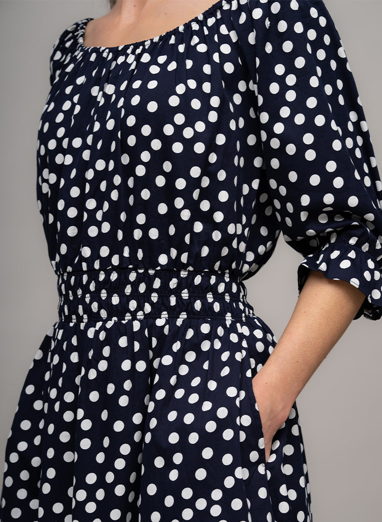 CAPRI COTTON SATEEN BOATNECK SHIRRED ELASTIC MIDI DRESS IN NAVY/WHITE POLKA DOT