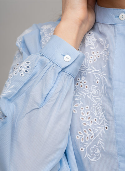 FRANCIS LONGLINE EMBROIDERED COTTON VOILE BAND COLLAR SHIRT IN BLUE