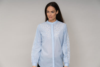 FRANCIS LONGLINE EMBROIDERED COTTON VOILE BAND COLLAR SHIRT IN BLUE