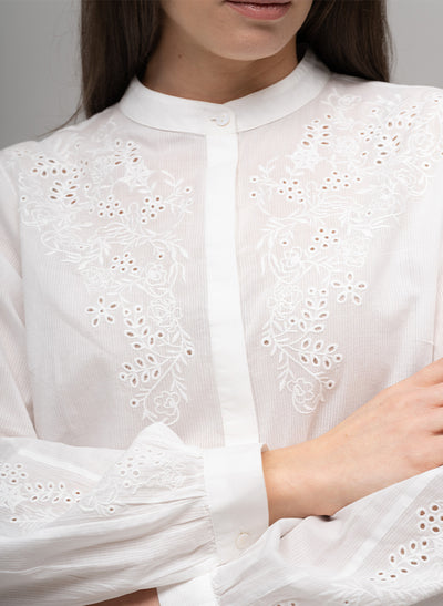 FRANCIS LONGLINE EMBROIDERED COTTON VOILE BAND COLLAR SHIRT IN WHITE