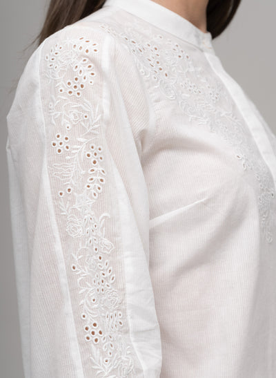 FRANCIS LONGLINE EMBROIDERED COTTON VOILE BAND COLLAR SHIRT IN WHITE