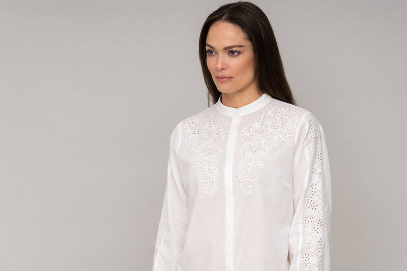 FRANCIS LONGLINE EMBROIDERED COTTON VOILE BAND COLLAR SHIRT IN WHITE