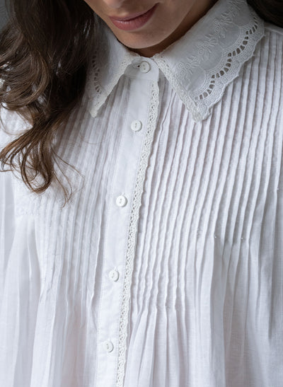 IZZIE 100% COTTON LACE COLLAR SLEEVELESS PINTUCKED LAYERING SHIRT