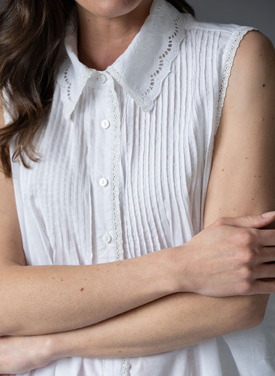 IZZIE 100% COTTON LACE COLLAR SLEEVELESS PINTUCKED LAYERING SHIRT