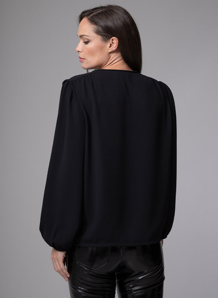 NICOLA ROUND NECKLINE EVERYDAY BLOUSE WITH PIPED TRIM IN BLACK
