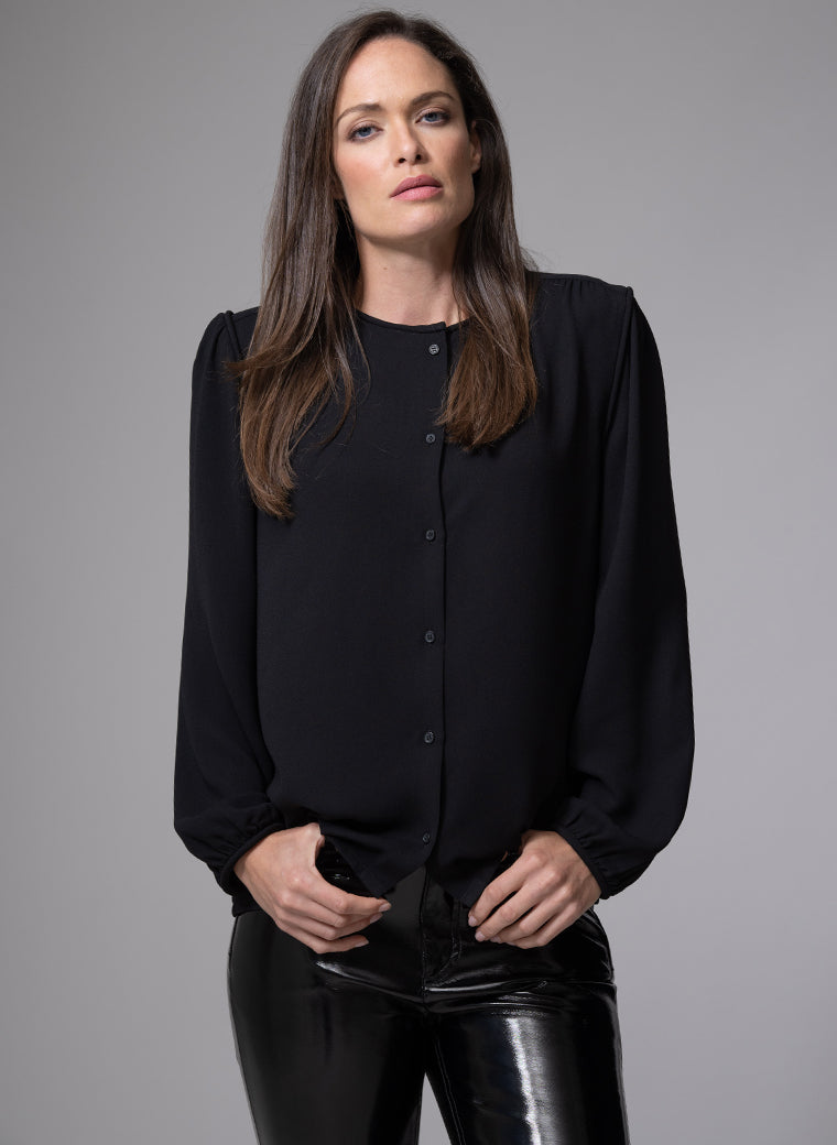 NICOLA ROUND NECKLINE EVERYDAY BLOUSE WITH PIPED TRIM IN BLACK