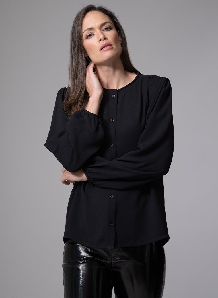 NICOLA ROUND NECKLINE EVERYDAY BLOUSE WITH PIPED TRIM IN BLACK