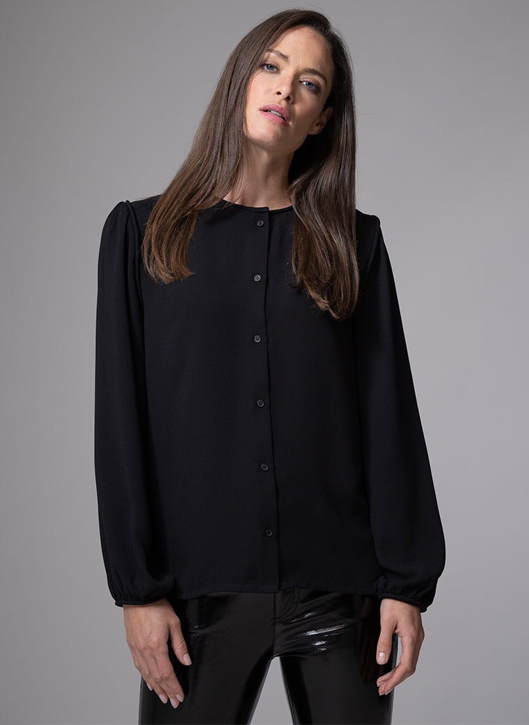 NICOLA ROUND NECKLINE EVERYDAY BLOUSE WITH PIPED TRIM IN BLACK