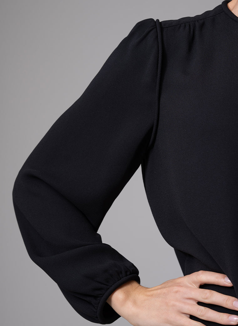 NICOLA ROUND NECKLINE EVERYDAY BLOUSE WITH PIPED TRIM IN BLACK