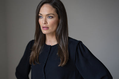 NICOLA ROUND NECKLINE EVERYDAY BLOUSE WITH PIPED TRIM IN BLACK
