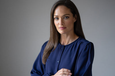 NICOLA ROUND NECKLINE EVERYDAY BLOUSE WITH PIPED TRIM IN NAVY BLUE