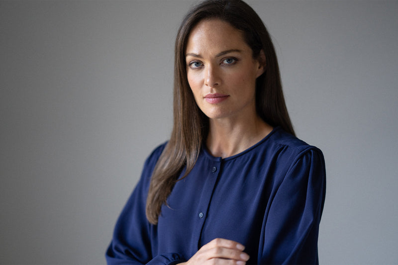 NICOLA ROUND NECKLINE EVERYDAY BLOUSE WITH PIPED TRIM IN NAVY BLUE