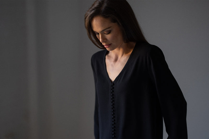 SOPHIE V-NECK LOOSE FIT BLACK BLOUSE