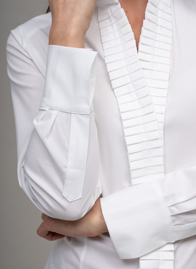 VERITY SHARP COLLARED COTTON POPLIN SHIRT WITH PLEATED PLACKET IN WHITE